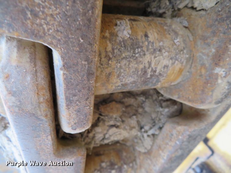 image for item DN7899 2002 John Deere 750C Series II LGP  cable plow