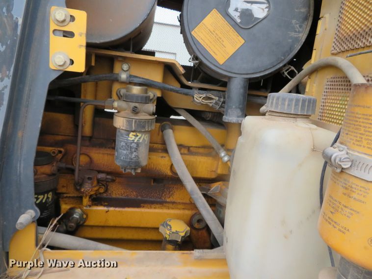 image for item DN7899 2002 John Deere 750C Series II LGP  cable plow