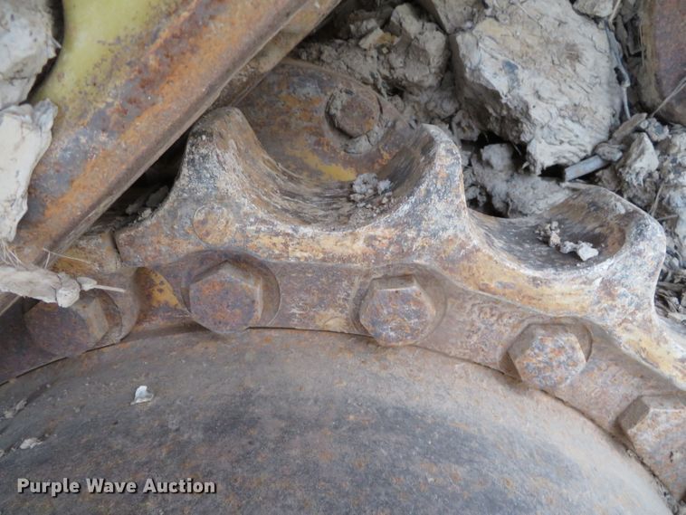 image for item DN7899 2002 John Deere 750C Series II LGP  cable plow