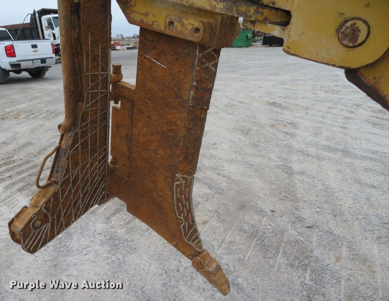 image for item DN7899 2002 John Deere 750C Series II LGP  cable plow