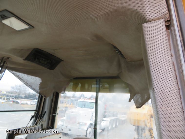 image for item DN7899 2002 John Deere 750C Series II LGP  cable plow