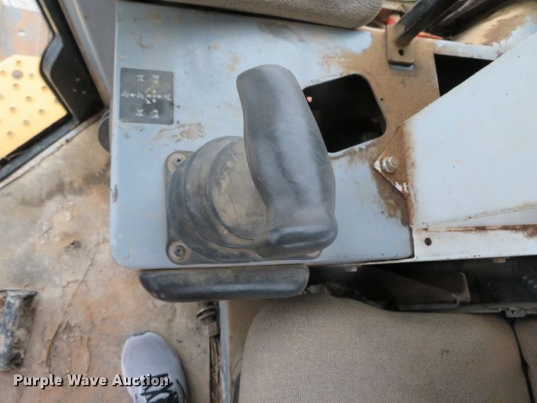 image for item DN7899 2002 John Deere 750C Series II LGP  cable plow