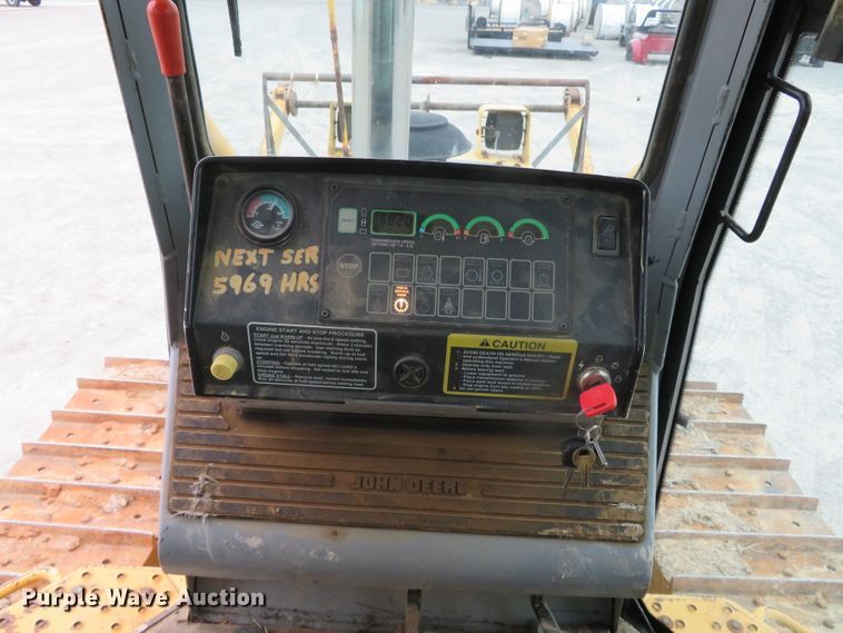 image for item DN7899 2002 John Deere 750C Series II LGP  cable plow