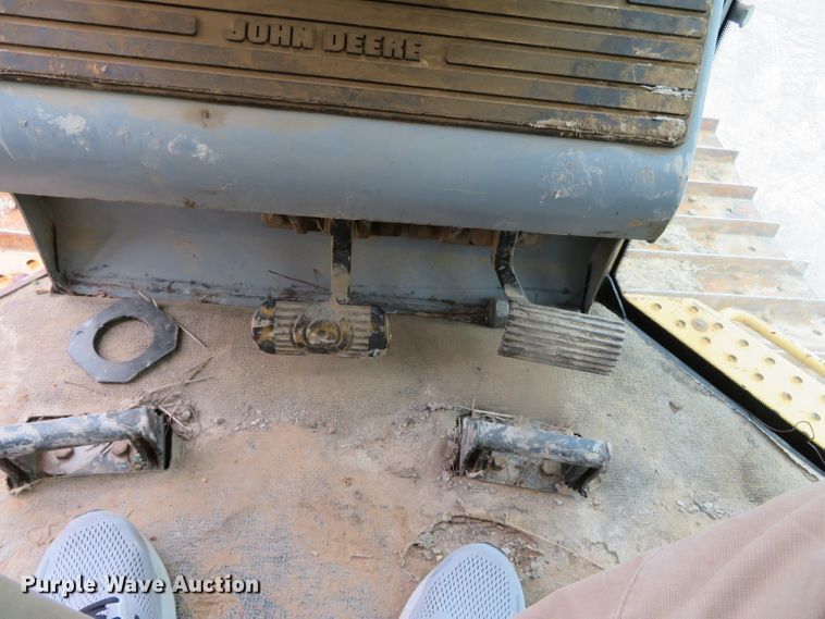 image for item DN7899 2002 John Deere 750C Series II LGP  cable plow