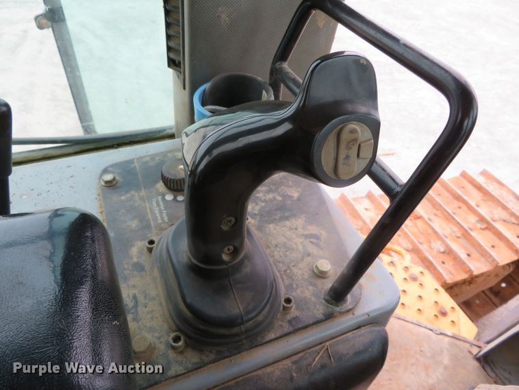 image for item DN7899 2002 John Deere 750C Series II LGP  cable plow