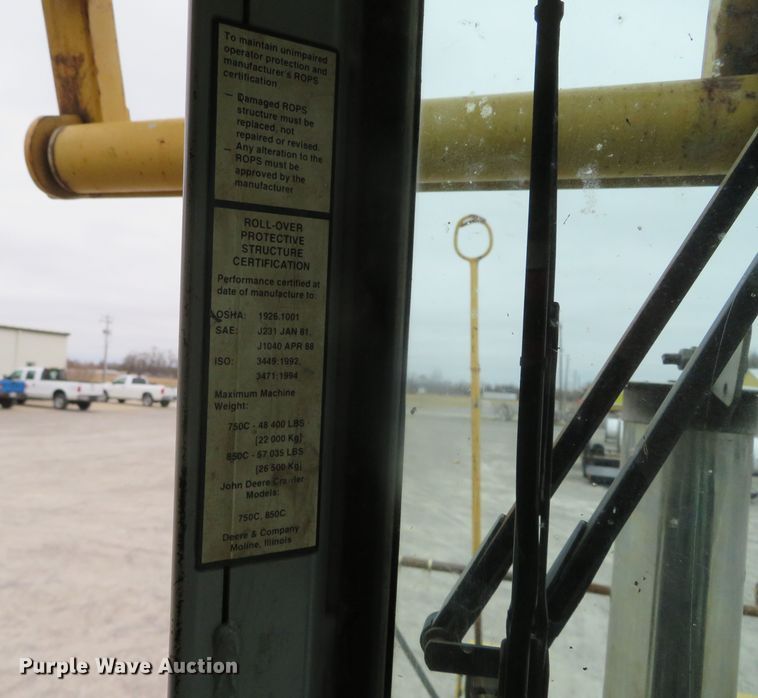 image for item DN7899 2002 John Deere 750C Series II LGP  cable plow