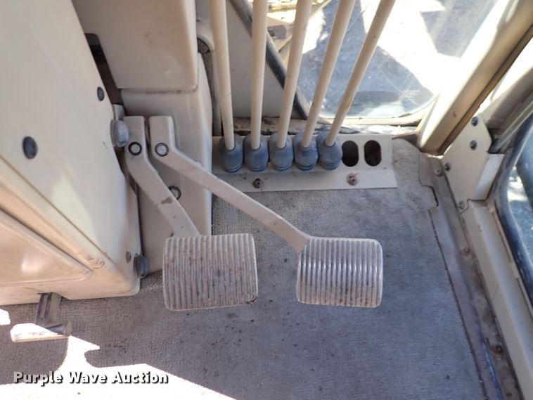 image for item DC4109 2001 Caterpillar 140H  motor grader