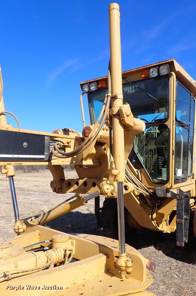 image for item DC4109 2001 Caterpillar 140H  motor grader