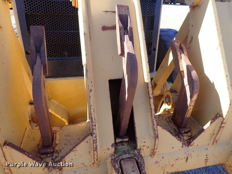 image for item DC4109 2001 Caterpillar 140H  motor grader