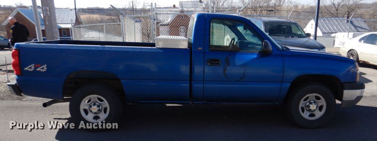 image for item DE7517 2003 Chevrolet Silverado 1500  pickup truck
