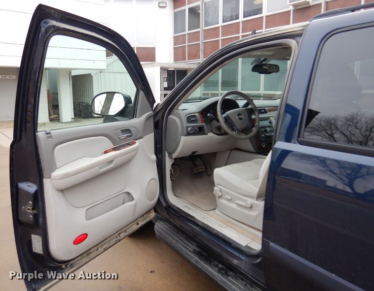 image for item DF0032 2008 Chevrolet Suburban LT  SUV