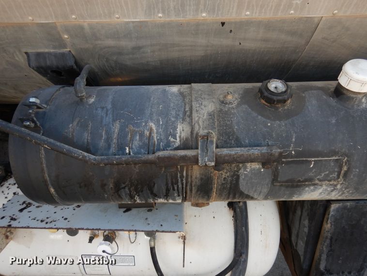 image for item DH8892 1998 Freightliner FL70  oil distributor truck