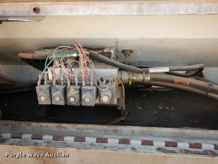 image for item DH8892 1998 Freightliner FL70  oil distributor truck