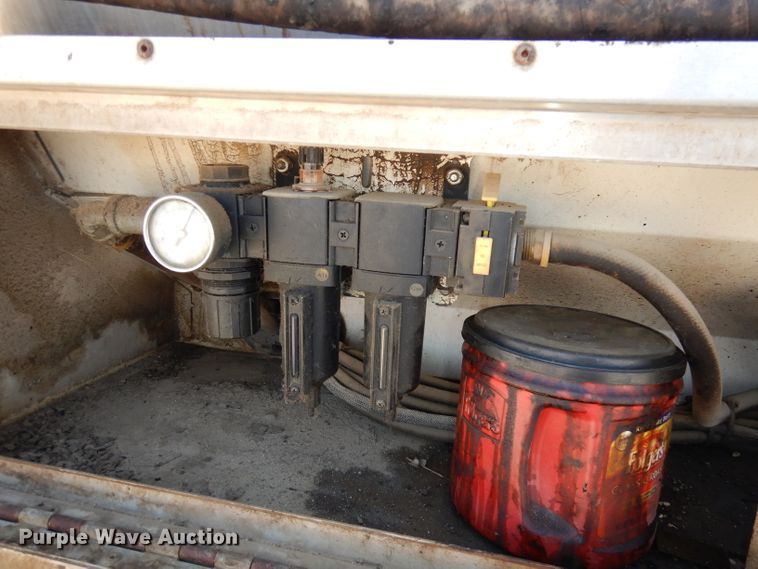 image for item DH8892 1998 Freightliner FL70  oil distributor truck