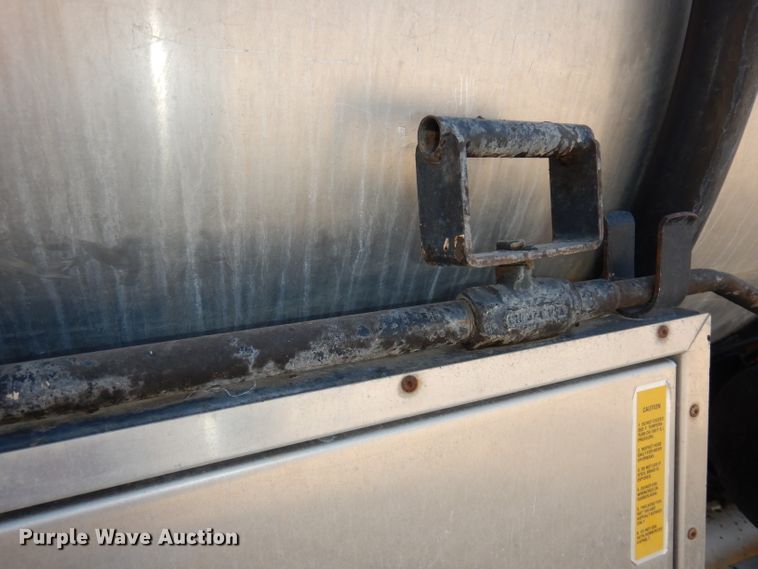 image for item DH8892 1998 Freightliner FL70  oil distributor truck