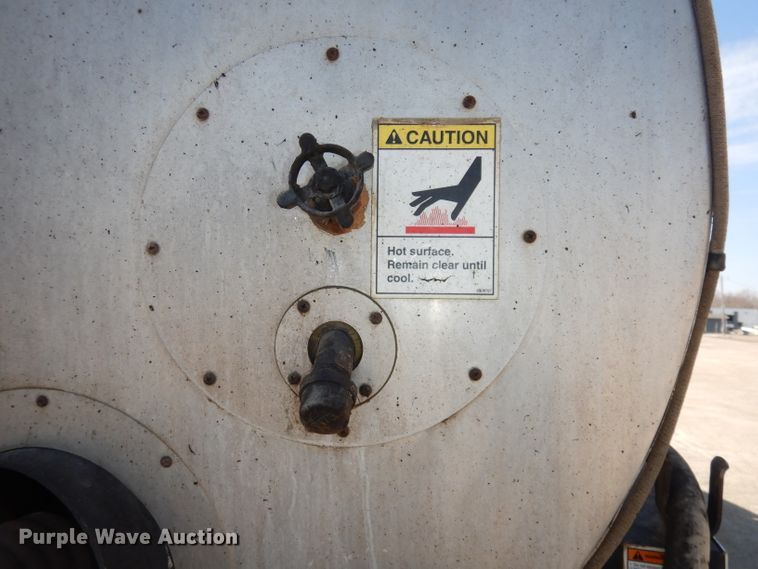 image for item DH8892 1998 Freightliner FL70  oil distributor truck