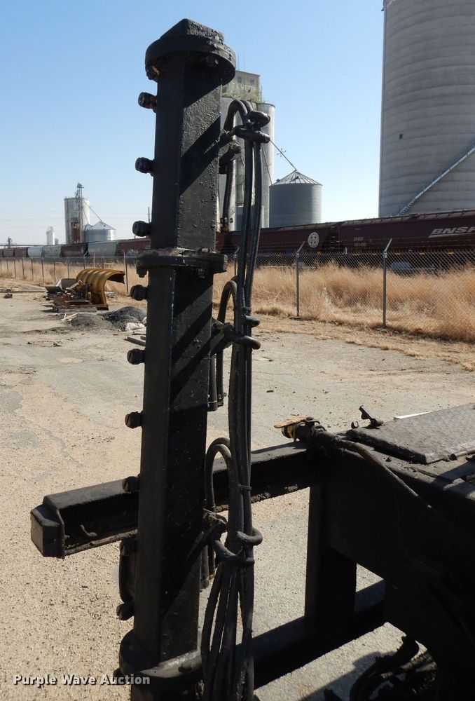 image for item DH8892 1998 Freightliner FL70  oil distributor truck