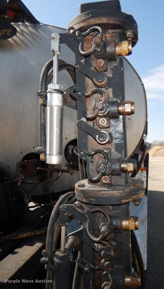 image for item DH8892 1998 Freightliner FL70  oil distributor truck