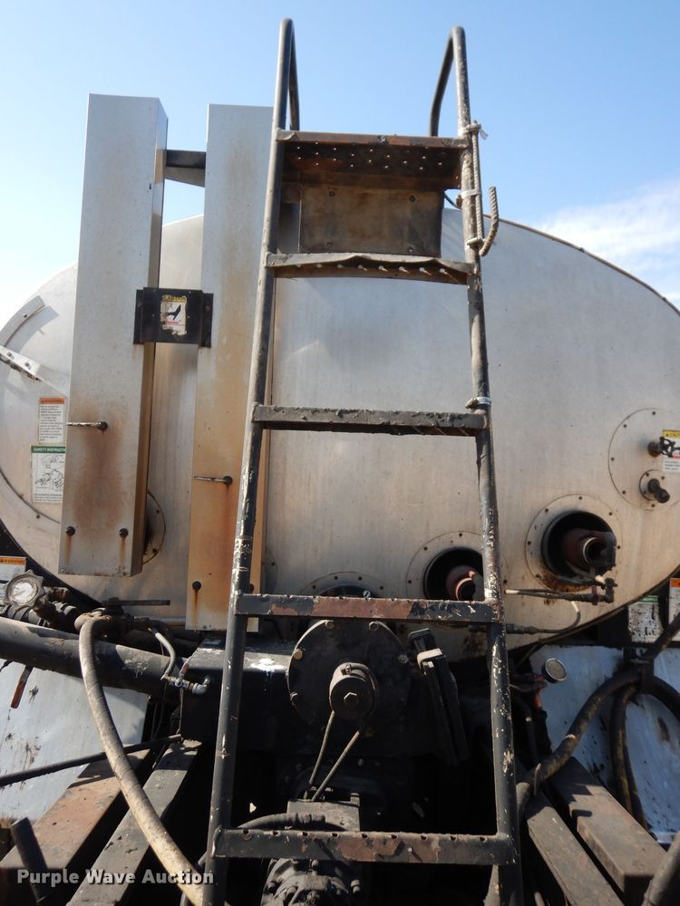 image for item DH8892 1998 Freightliner FL70  oil distributor truck