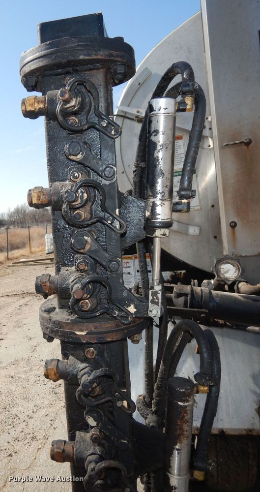 image for item DH8892 1998 Freightliner FL70  oil distributor truck