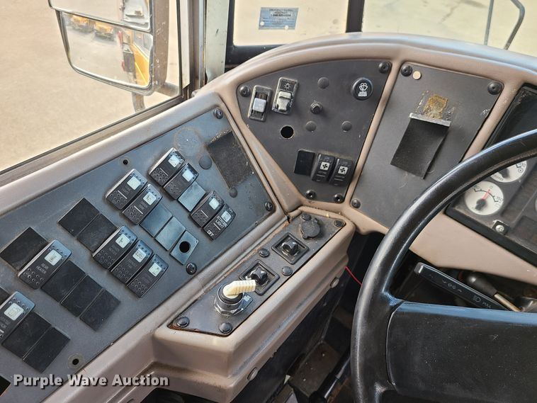 image for item DJ1727 2004 International 3000  school bus