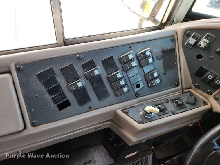 image for item DJ1727 2004 International 3000  school bus