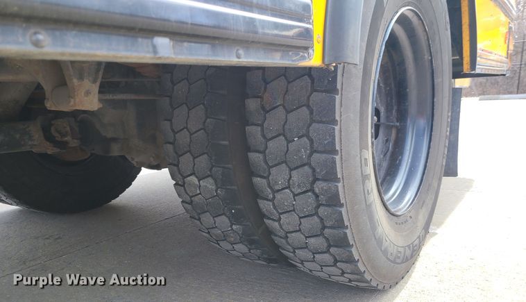 image for item DJ1727 2004 International 3000  school bus