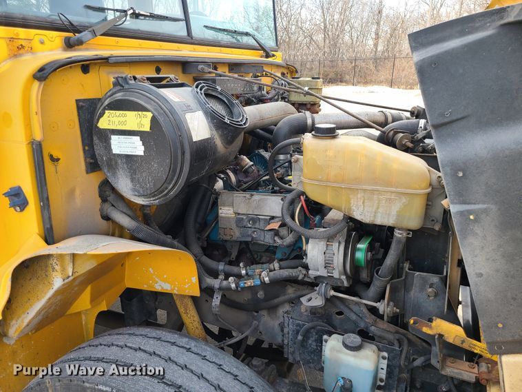 image for item DJ1727 2004 International 3000  school bus