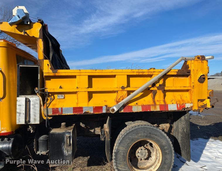 image for item DL6888 1990 International 4900  dump truck