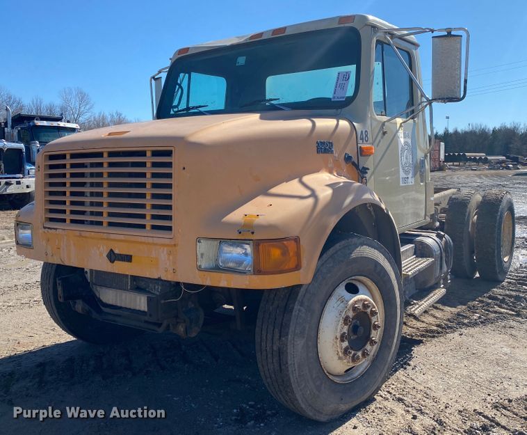 image for item DL6890 1994 International 4900  truck cab and chassis