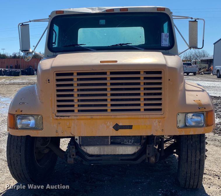 image for item DL6890 1994 International 4900  truck cab and chassis