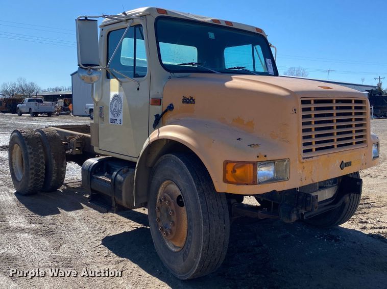 image for item DL6890 1994 International 4900  truck cab and chassis