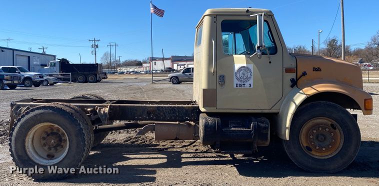 image for item DL6890 1994 International 4900  truck cab and chassis