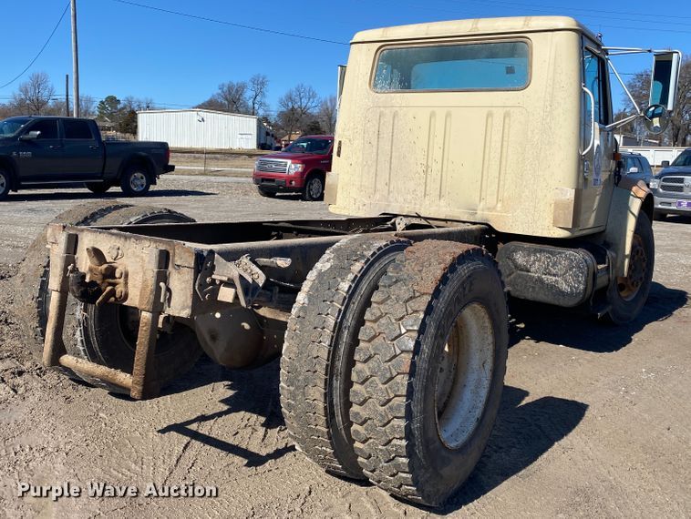 image for item DL6890 1994 International 4900  truck cab and chassis