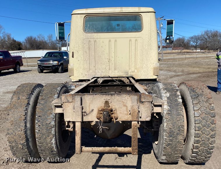 image for item DL6890 1994 International 4900  truck cab and chassis