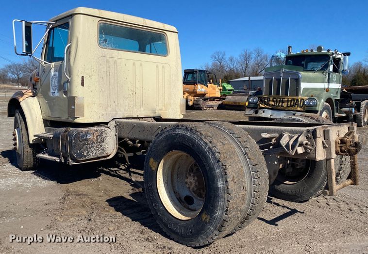 image for item DL6890 1994 International 4900  truck cab and chassis