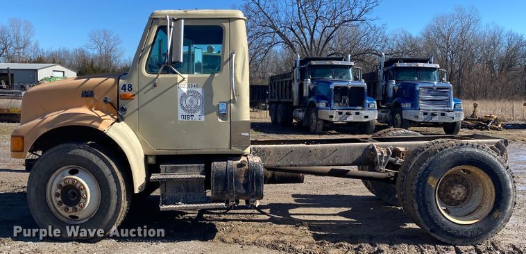 image for item DL6890 1994 International 4900  truck cab and chassis