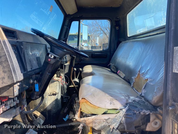 image for item DL6890 1994 International 4900  truck cab and chassis