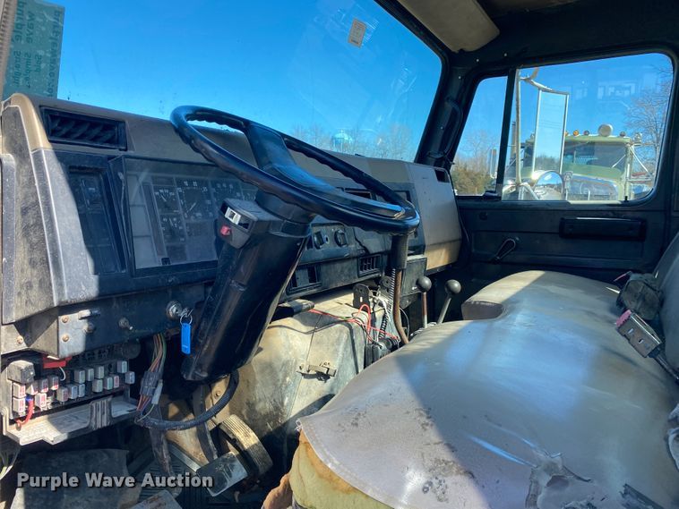 image for item DL6890 1994 International 4900  truck cab and chassis