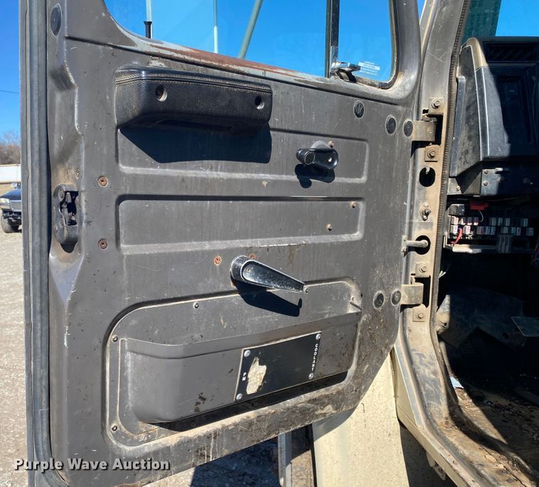 image for item DL6890 1994 International 4900  truck cab and chassis