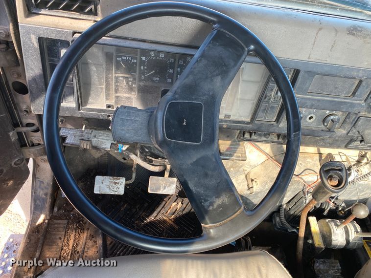 image for item DL6890 1994 International 4900  truck cab and chassis