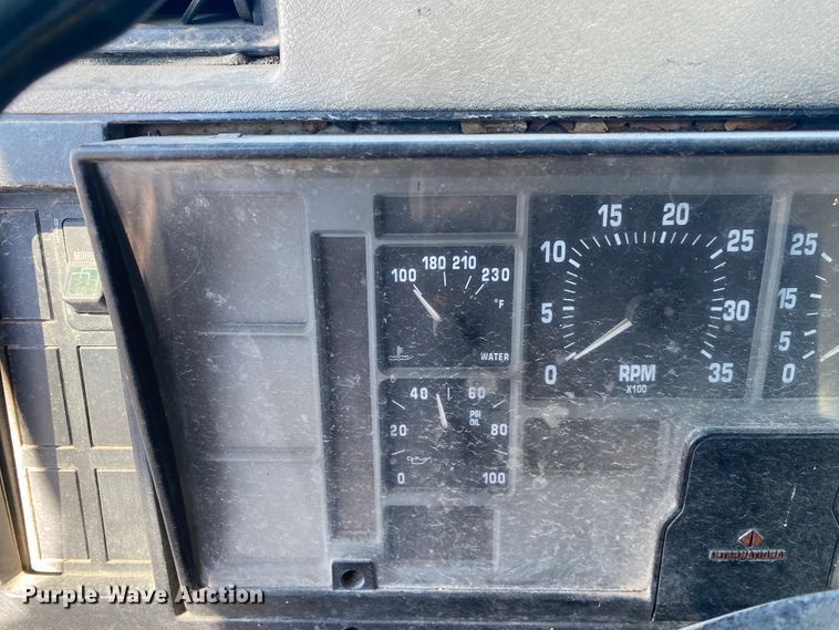 image for item DL6890 1994 International 4900  truck cab and chassis