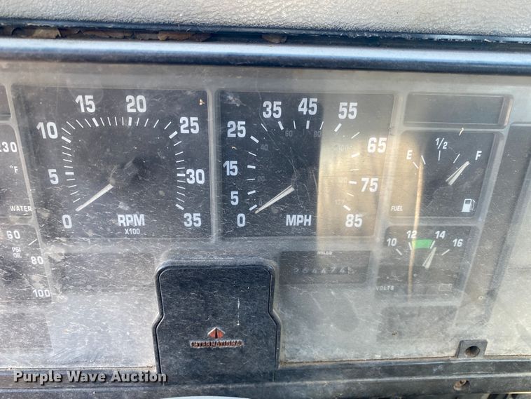 image for item DL6890 1994 International 4900  truck cab and chassis