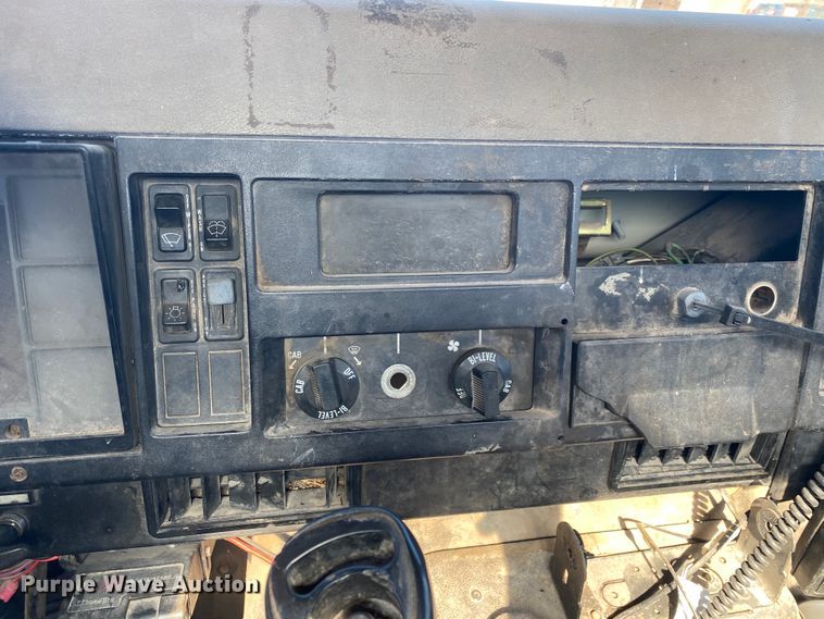 image for item DL6890 1994 International 4900  truck cab and chassis