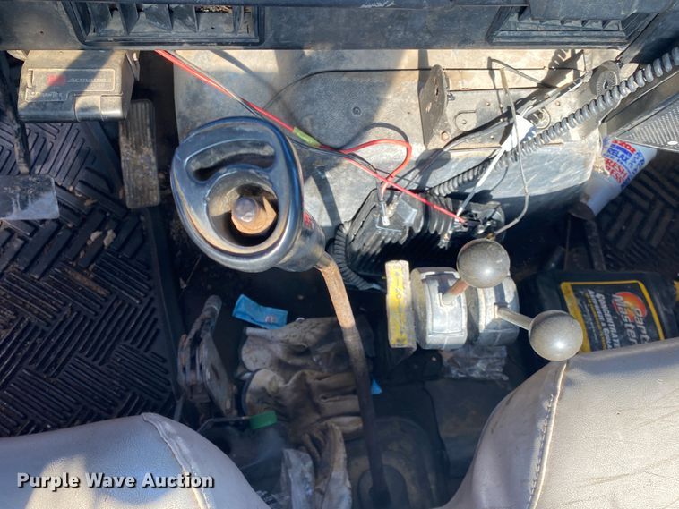 image for item DL6890 1994 International 4900  truck cab and chassis