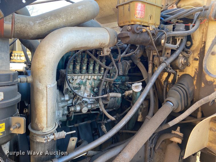 image for item DL6890 1994 International 4900  truck cab and chassis