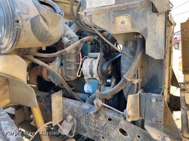 image for item DL6890 1994 International 4900  truck cab and chassis