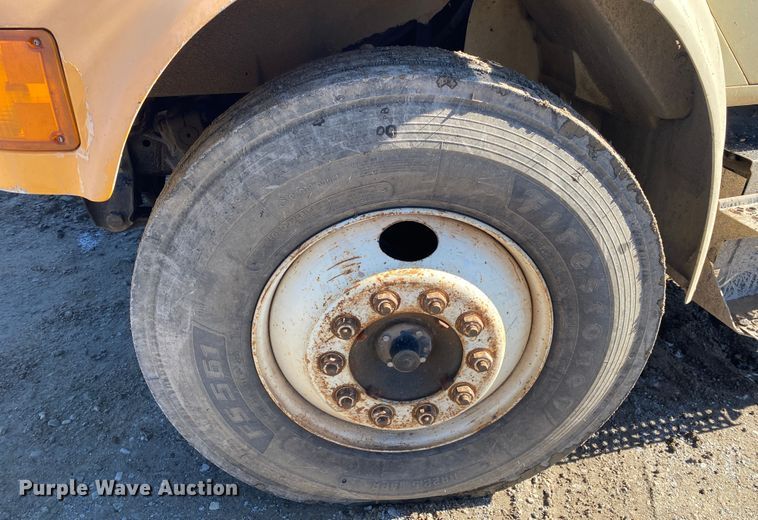 image for item DL6890 1994 International 4900  truck cab and chassis