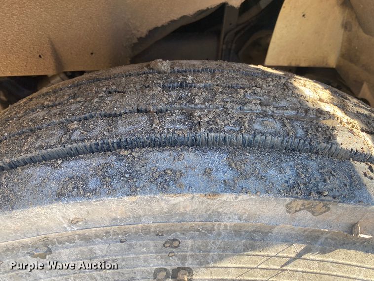 image for item DL6890 1994 International 4900  truck cab and chassis