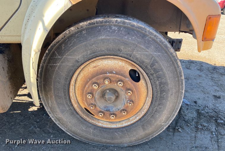 image for item DL6890 1994 International 4900  truck cab and chassis